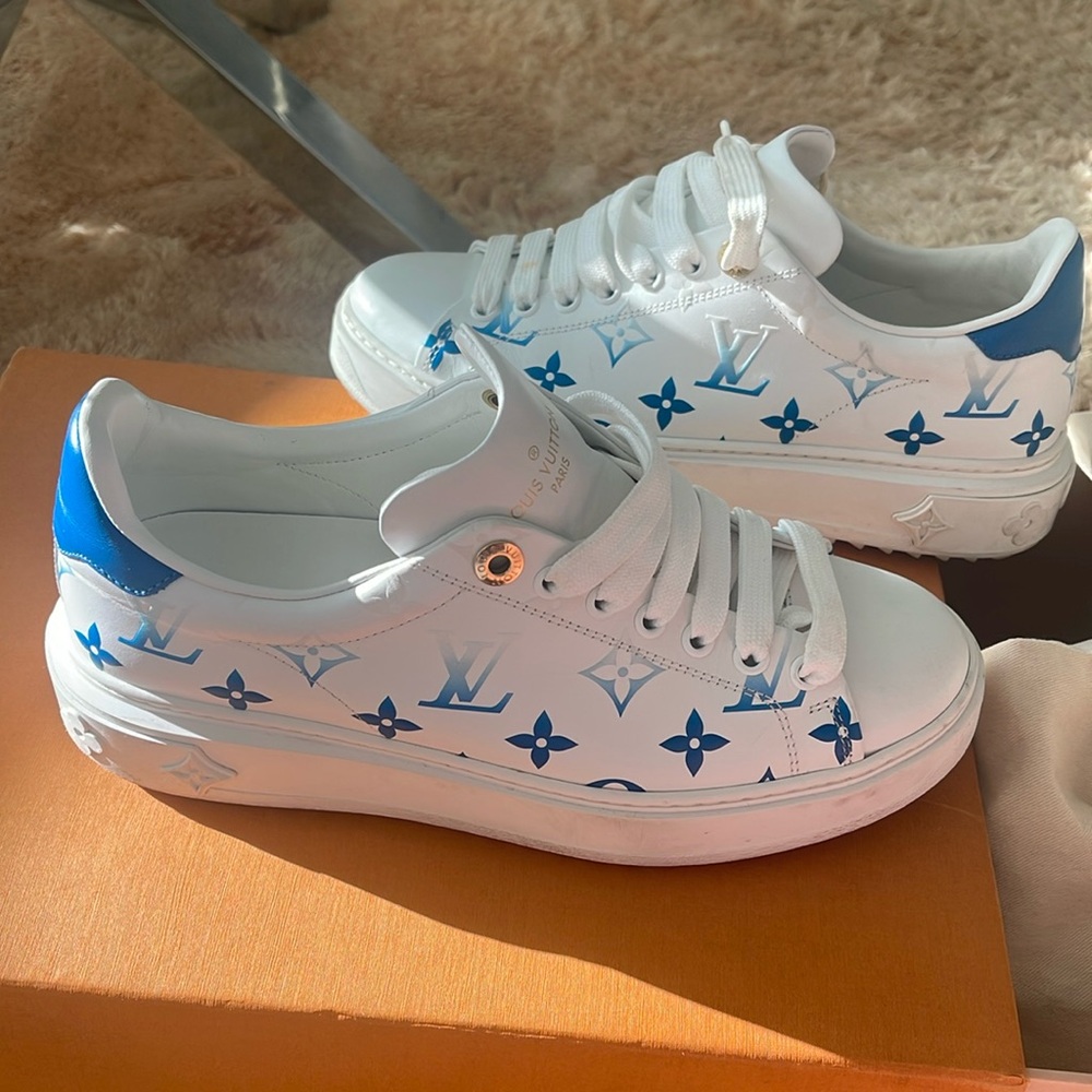 Lv time out sneaker gentle used